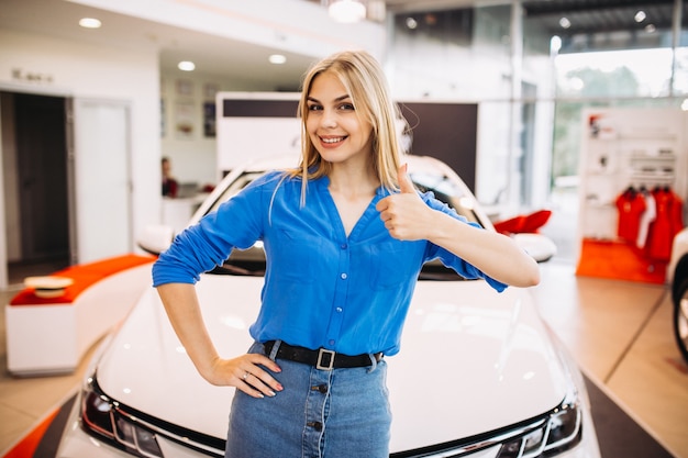 車の前に立っている感情を示す女性