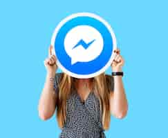 Free photo woman showing a facebook messenger icon