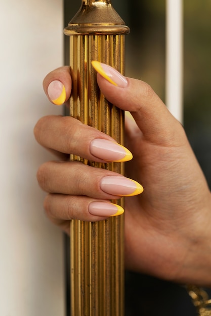 Donna che mostra la sua nail art sulle unghie