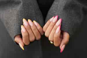 Foto gratuita donna che mostra la sua nail art sulle unghie