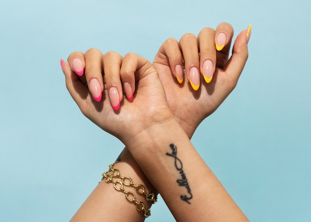 Бесплатное фото Женщина показывает свой маникюр на ногтях