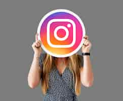 Foto gratuita donna che mostra un'icona di instagram