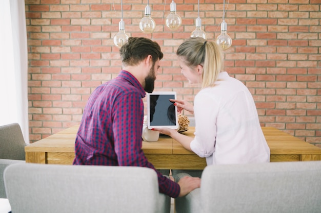 Free photo woman showing tablet to boyfriend