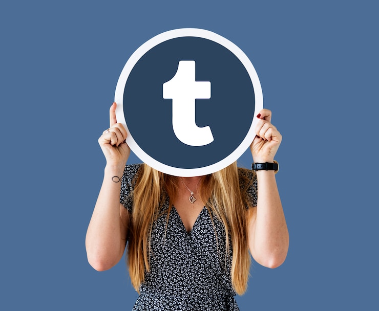 無料Photo tumblrのアイコンを表示している女性