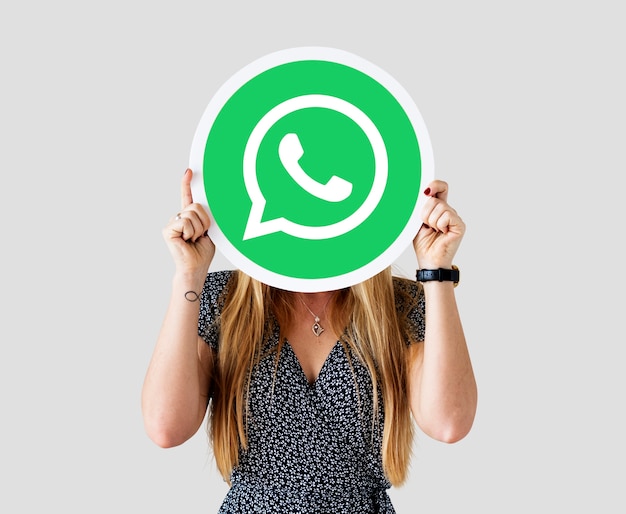 Foto gratuita donna che mostra un'icona di whatsapp messenger