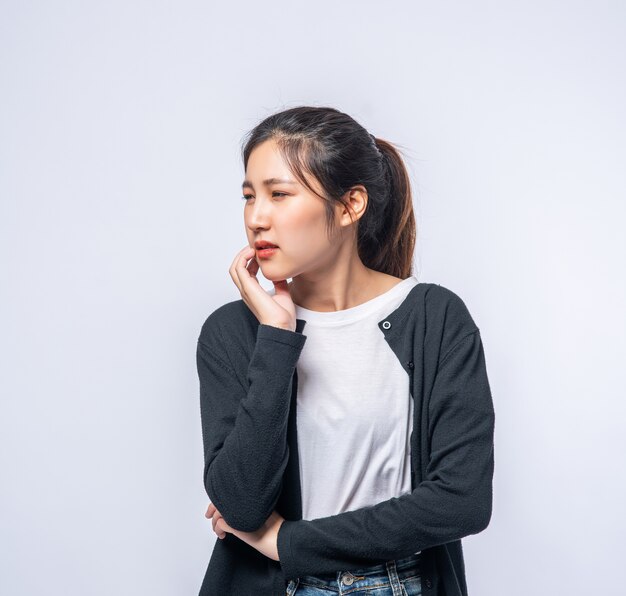 Free photo a woman sick with a toothache and a hand holding on the cheek