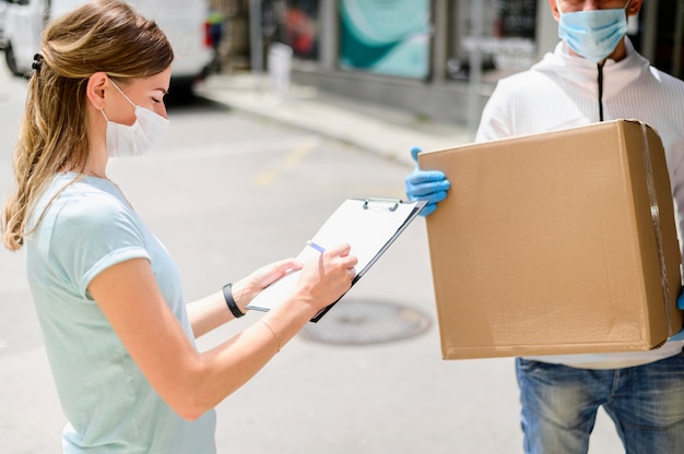 Foto gratuita donna che firma per il bene ricevuto