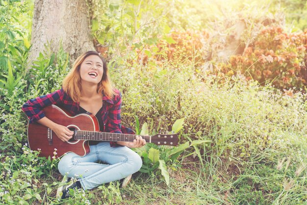女性は自然のライフスタイルを幸せに歌う