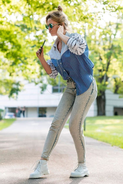 歌と公園で踊る女性