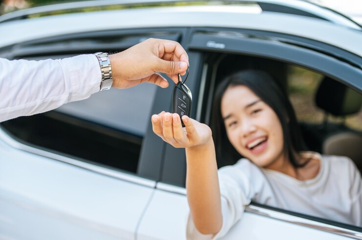 https://img.freepik.com/free-photo/woman-sits-car-holds-out-her-hand-receive-car-keys_1150-51922.jpg?w=740&t=st=1689390379~exp=1689390979~hmac=dfe64d0ec0b9b39a1d51da09df4f9d7f565f44befa351d07c3fb67a1d860eec4