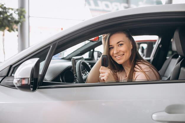 車の中で座っている女性