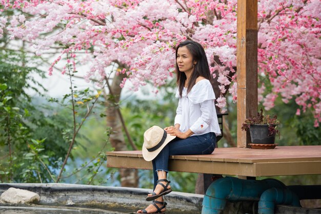 桜の木の下に座っている女性