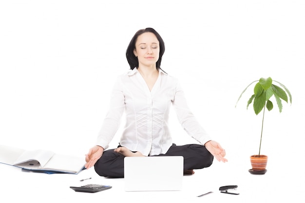 Free photo woman sitting on the floor cross-legged