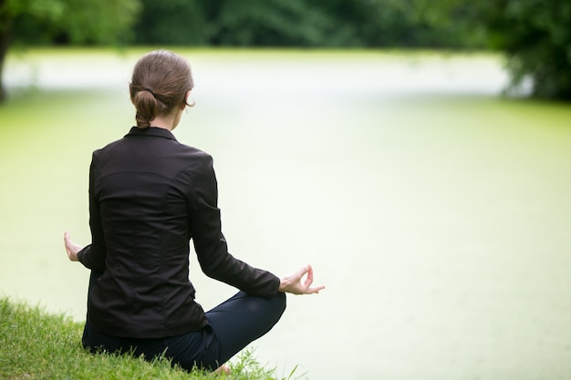 Free photo woman sitting on the grass