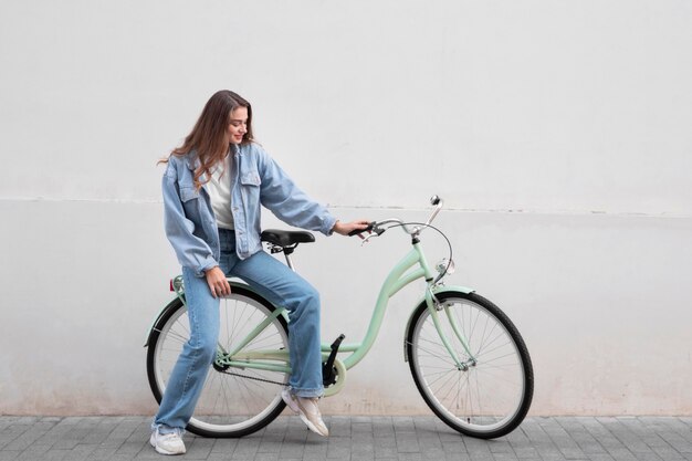 屋外で自転車に座っている女性