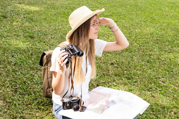 Foto gratuita donna seduta e guardando lontano