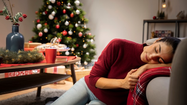 Foto gratuita donna che si siede in un maglione rosso