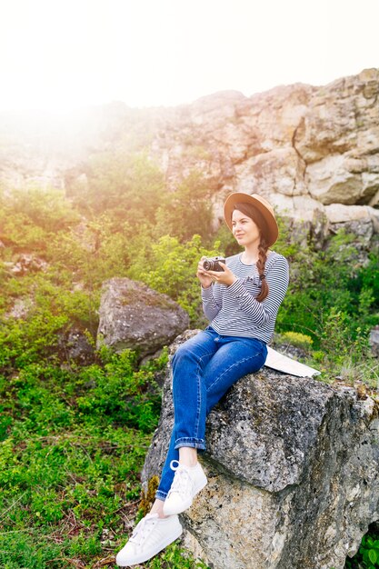 自然の中で岩に座っている女性
