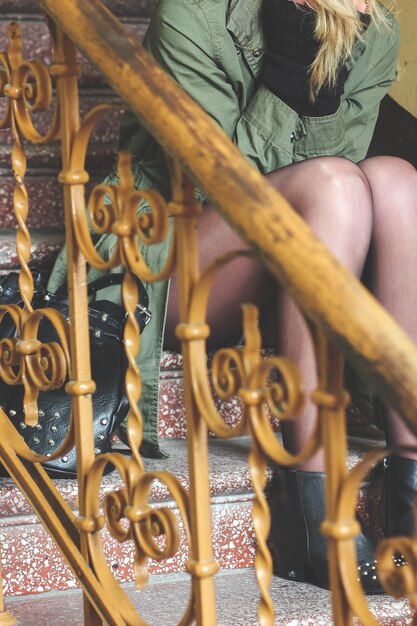 Женщина сидит на лестнице
