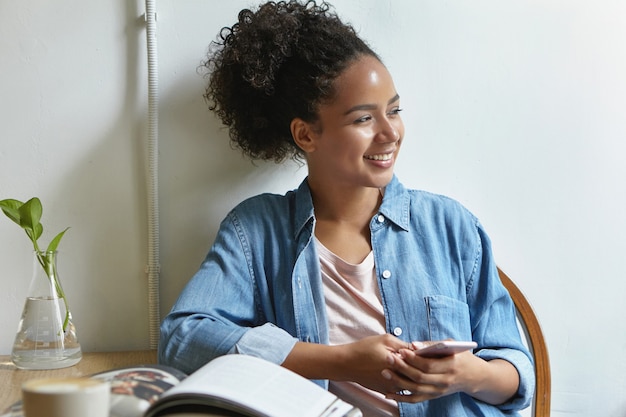 Free photo woman sitting at a table with a book