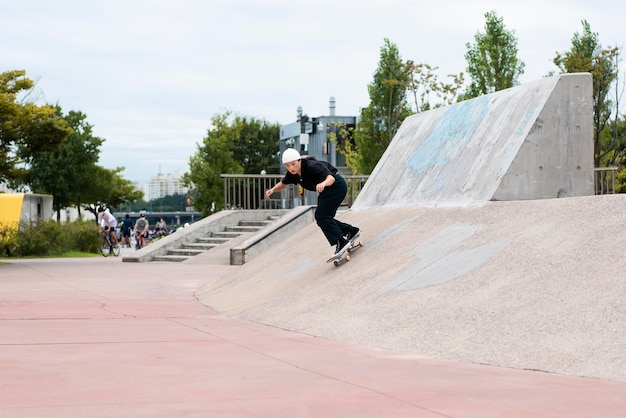 Foto gratuita donna nell'allenamento dello skate park