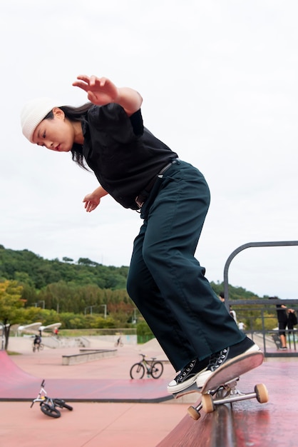 Foto gratuita donna nell'allenamento dello skate park