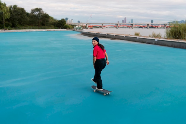 Donna nell'allenamento dello skate park