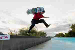 Foto gratuita donna nell'allenamento dello skate park