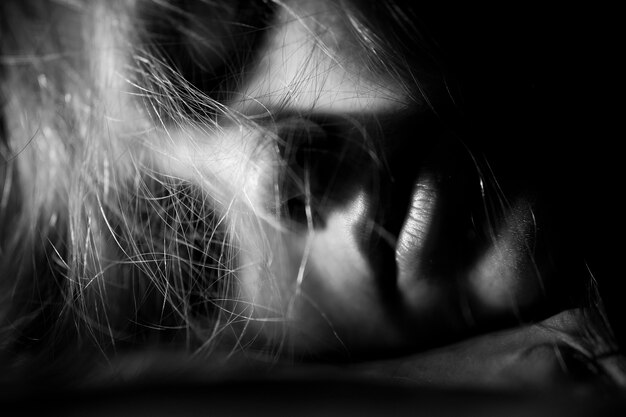 Женщина спит в черно-белом