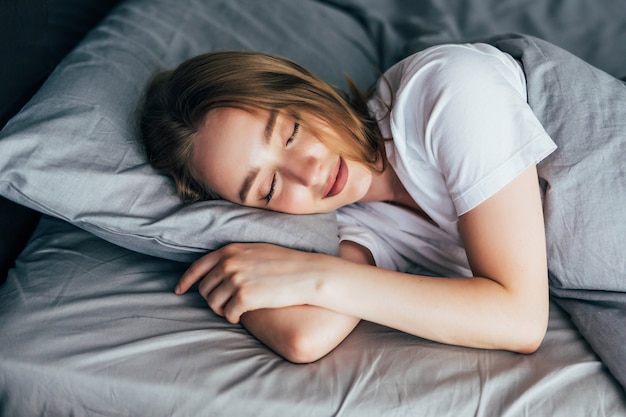 眠っている女性