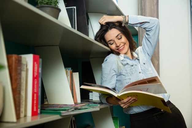 本を読みながら女性の笑顔