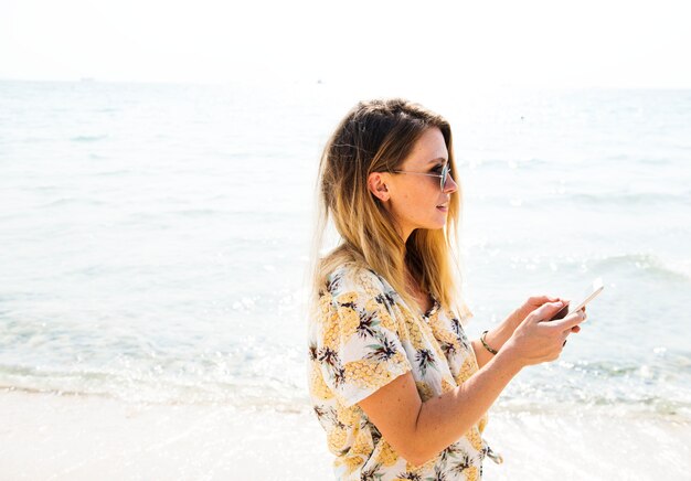 Donna sorridente e rilassarsi al mare