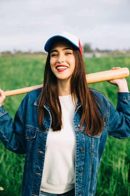 Foto gratuita donna che sorride in campagna