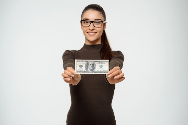 Free photo woman smiling, showing dollar