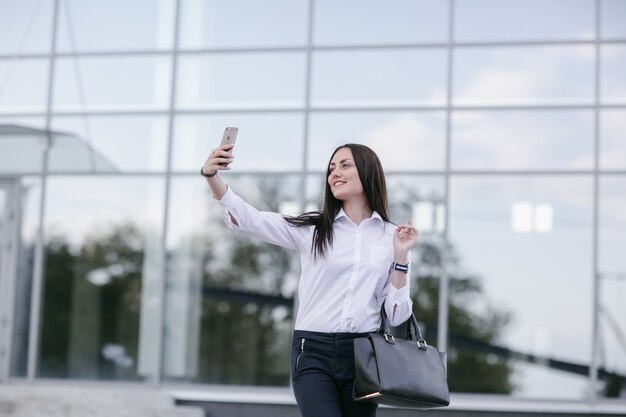 自分の写真を撮影しながら、笑顔の女性