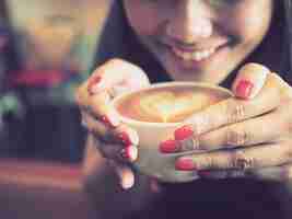 Foto gratuita donna sorridente con una tazza di caffè