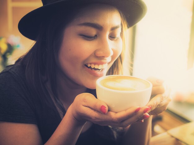 コーヒーカップと笑顔の女性