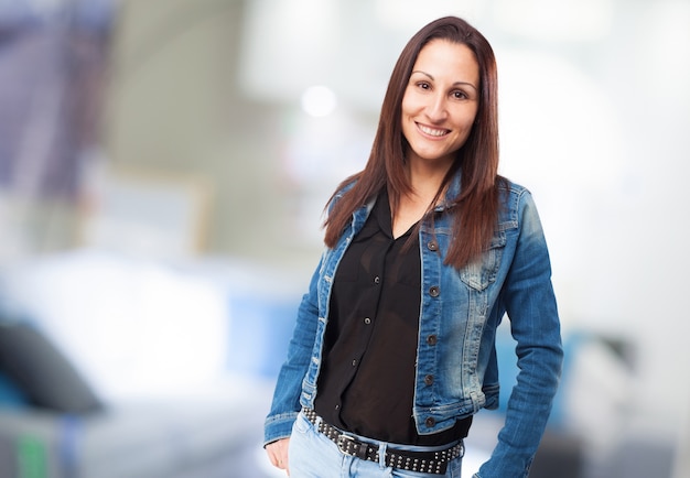 Foto gratuita donna sorridente con le mani in tasca