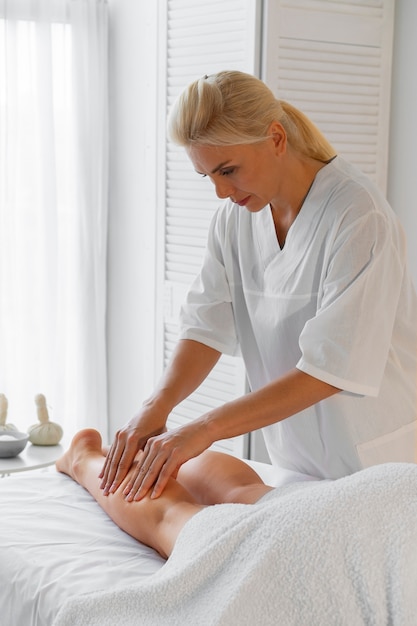 Foto gratuita donna che trascorre del tempo alla spa e riceve un massaggio rilassante