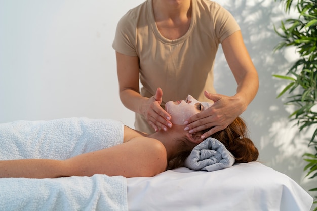 Foto gratuita donna che trascorre del tempo alla spa con un trattamento con maschera facciale