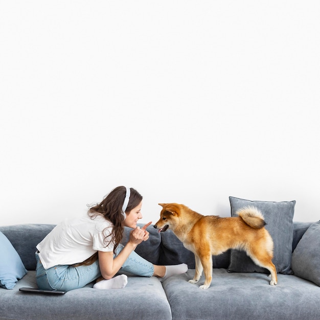 愛犬と一緒に過ごす女性