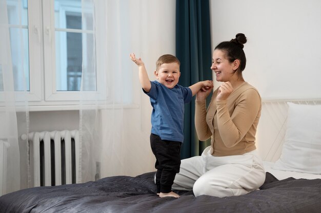 母乳育児後に子供と一緒に時間を過ごす女性