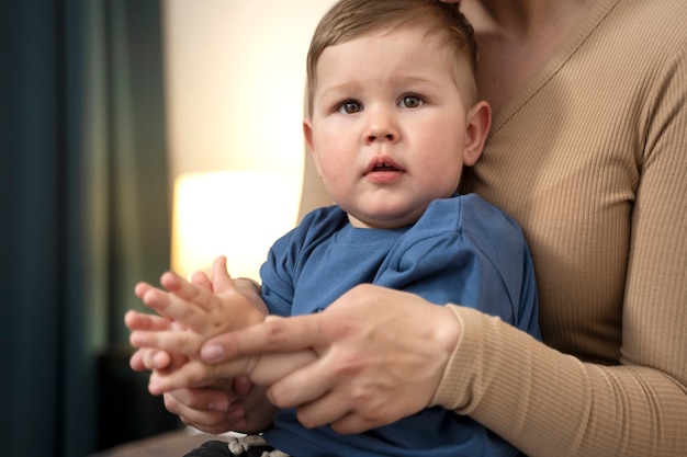 無料写真 母乳育児後に子供と一緒に時間を過ごす女性