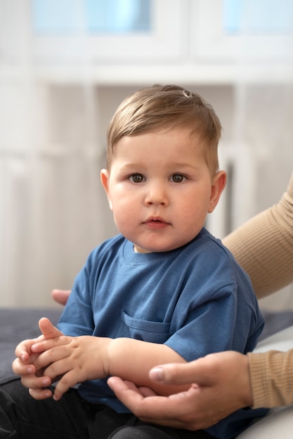 Donna che trascorre del tempo con il bambino dopo l'allattamento