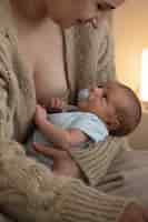 Foto gratuita donna che trascorre del tempo con il bambino dopo l'allattamento