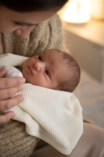 母乳育児後に子供と一緒に時間を過ごす女性