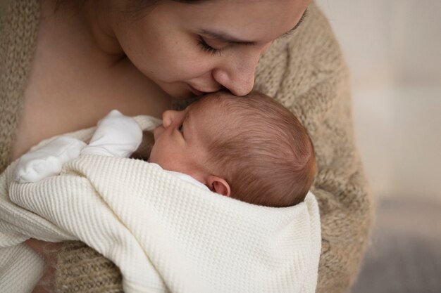 母乳育児後に子供と一緒に時間を過ごす女性