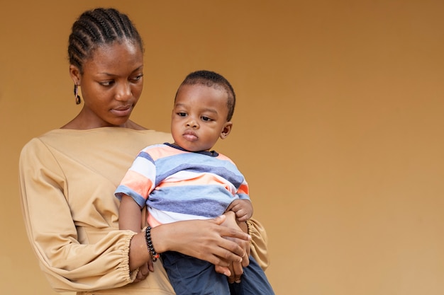 Foto gratuita donna che passa del tempo con il suo bambino nero