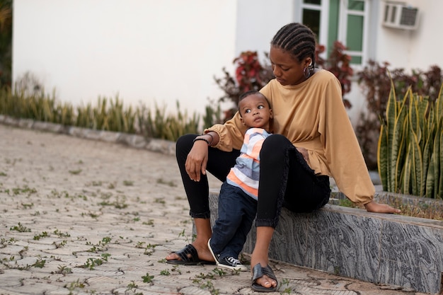 무료 사진 그녀의 흑인 아기와 시간을 보내는 여자