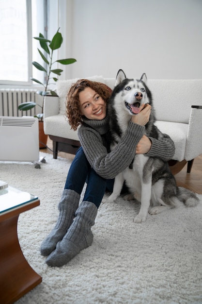 Donna che trascorre del tempo con il suo animale domestico